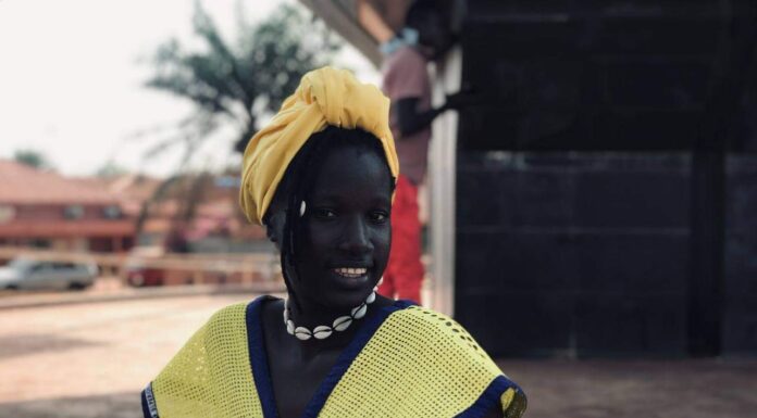 COM TOM DE PELE LINDAMENTE ESCURA ERCIANA RIBEIRO TEM DESPERTADO OLHARES E ADMIRADORES AO REDOR DO MUNDO