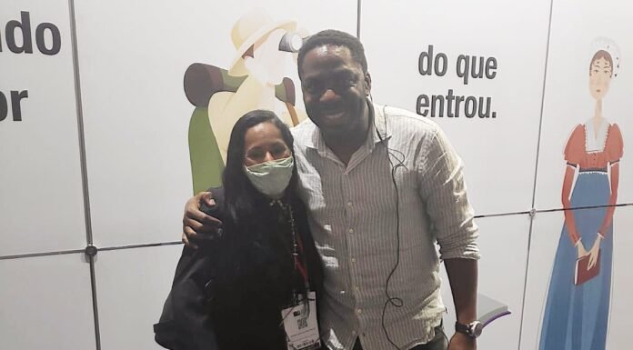 O ator e escritor Lázaro Ramos palestrando na 26° Bienal do Livro de São Paulo A presença