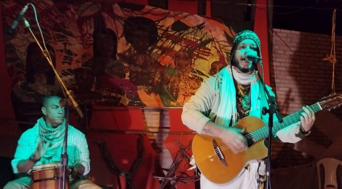 O Cantor Lelei Júnior colocou o público do Festival Aya de Música Medicina em Goiás para “cirandar”