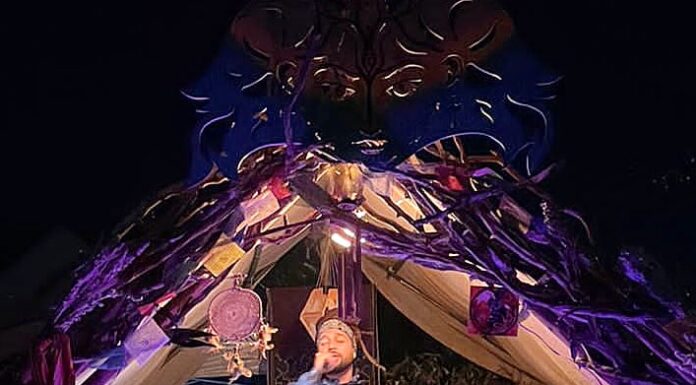 O cantor Nauí colocou o público do “Festival Aya Música Medicina” para vibrar com suas músicas de elevação espiritual e amor