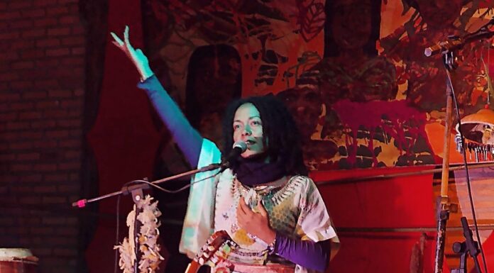 Conheça Andréa Cathalá e seu “Cantos de uma Cabocla”. A Sereia da Mata que fez o público do Aya Festival arrepiar!