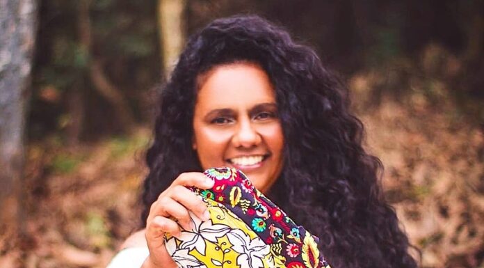 Terapeuta do Feminino Negra Ju e seu projeto “Luz Violeta Absorventes de Pano”. Confira!
