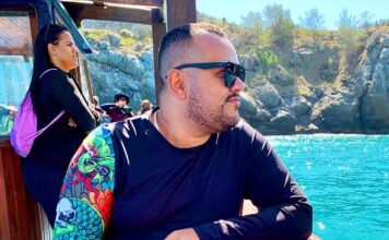 Baleia à vista! Agência MPW Viagens e Turismo realiza sonho do humorista Joy na paradisíaca Arraial do Cabo. Confira!