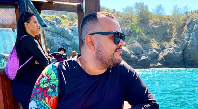 Baleia à vista! Agência MPW Viagens e Turismo realiza sonho do humorista Joy na paradisíaca Arraial do Cabo. Confira!